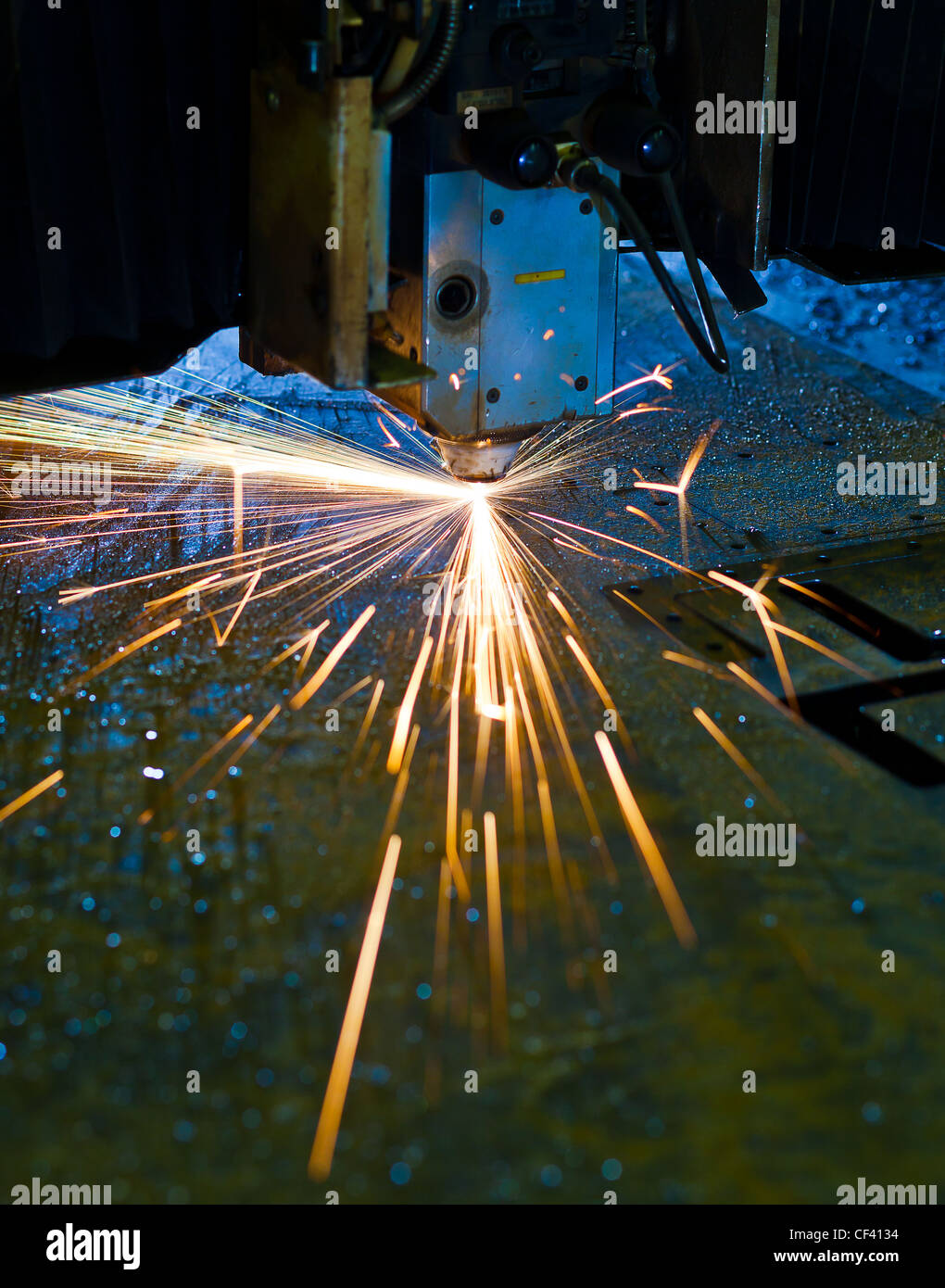 Taglio laser con la formazione di scintille in prossimità fino Foto Stock