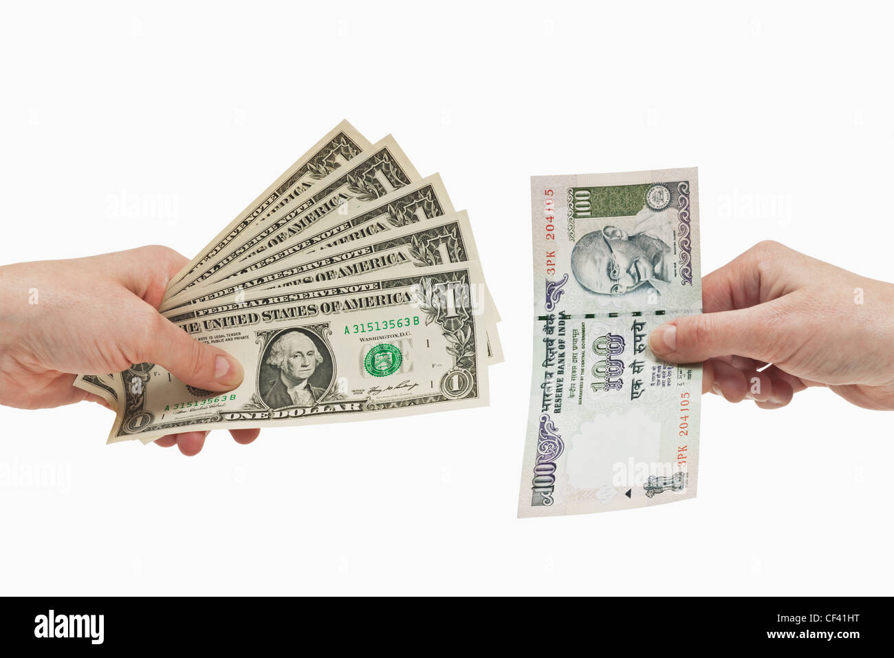 Cinque 1 U.S. Le fatture del dollaro sono tenute in mano. Dall'altro lato un Indian 100 rupie bill è tenuto in mano, sfondo bianco. Foto Stock