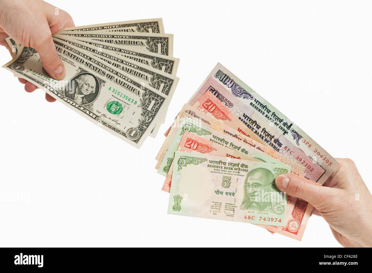 Cinque 1 U.S. Le fatture del dollaro sono tenute in mano. In corrispondenza dell'altro lato molte rupie indiane le fatture sono tenute in mano, sfondo bianco Foto Stock