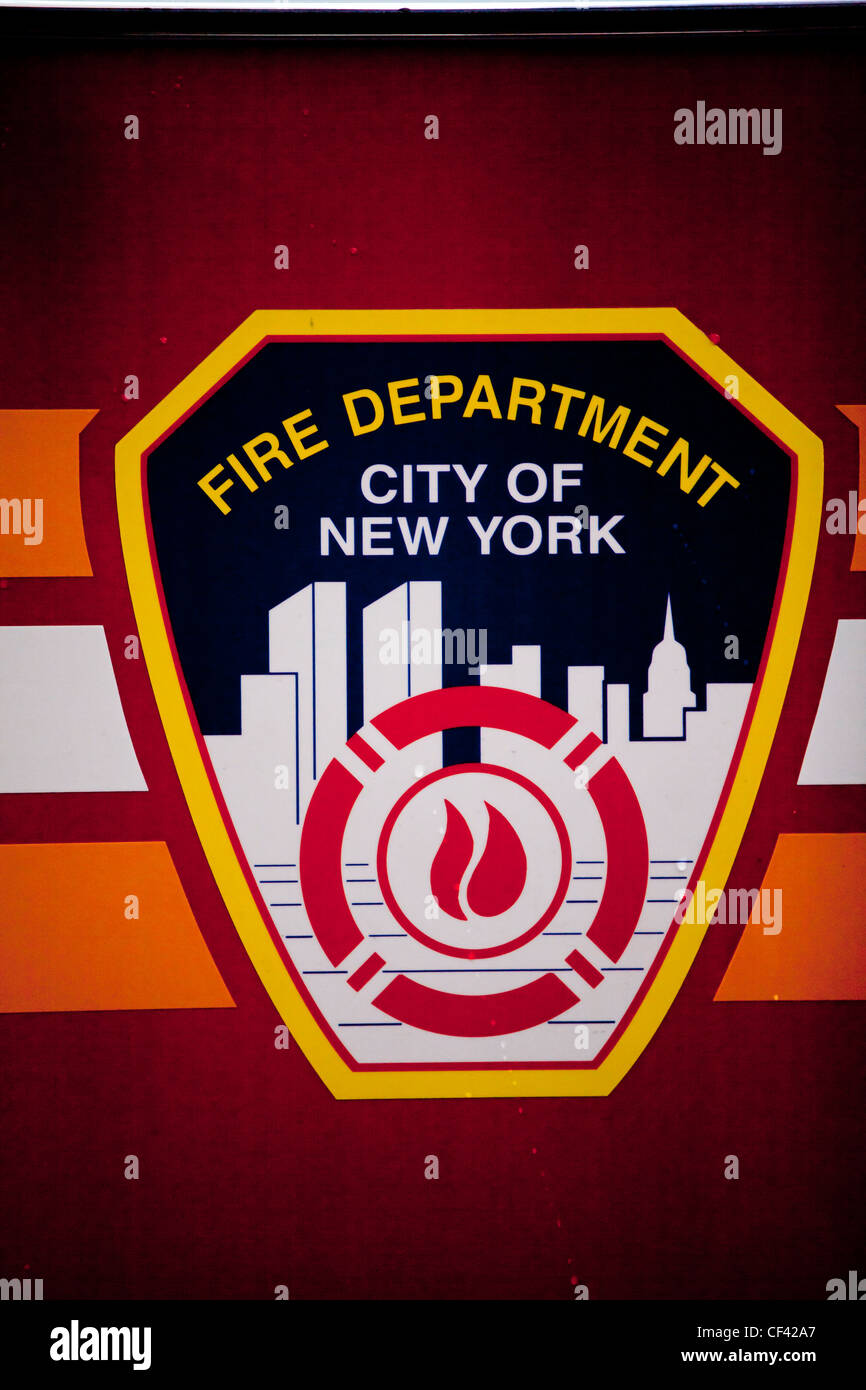 New York City Fire Department emblema su un firetruck Foto Stock