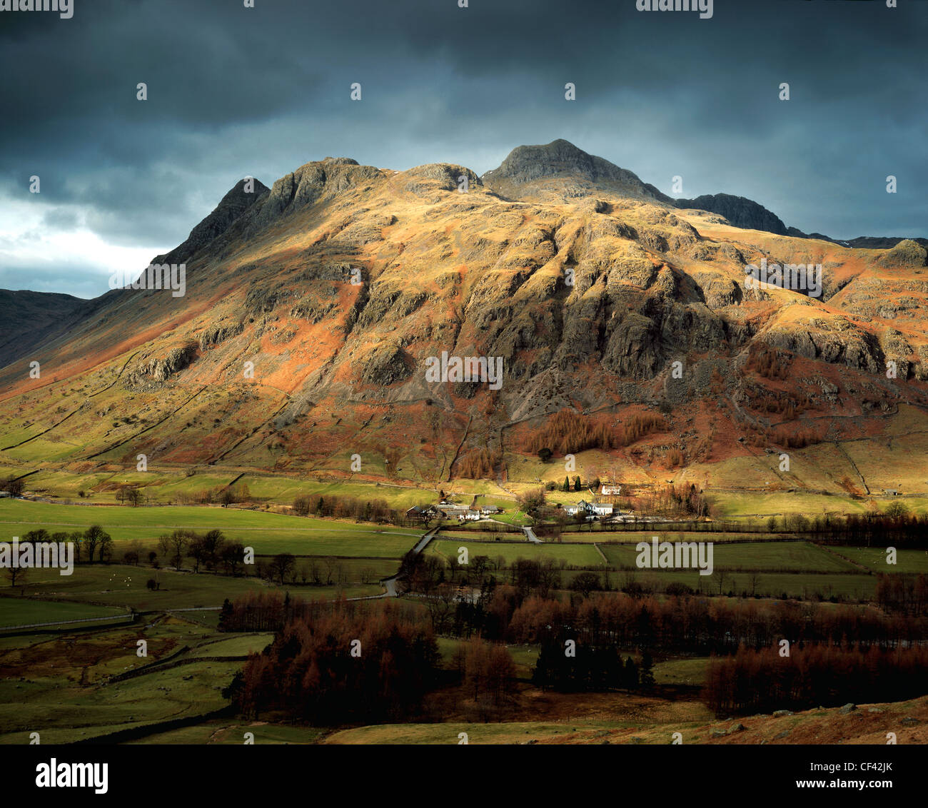 Guardando attraverso il telecomando e il robusto Langdale Valley nel distretto del lago. Foto Stock