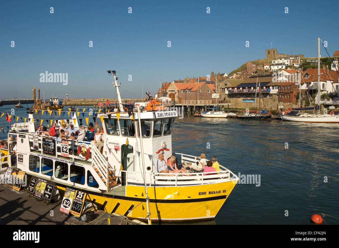 Una vista delle barche da pesca ormeggiate al porto di Whitby. Foto Stock