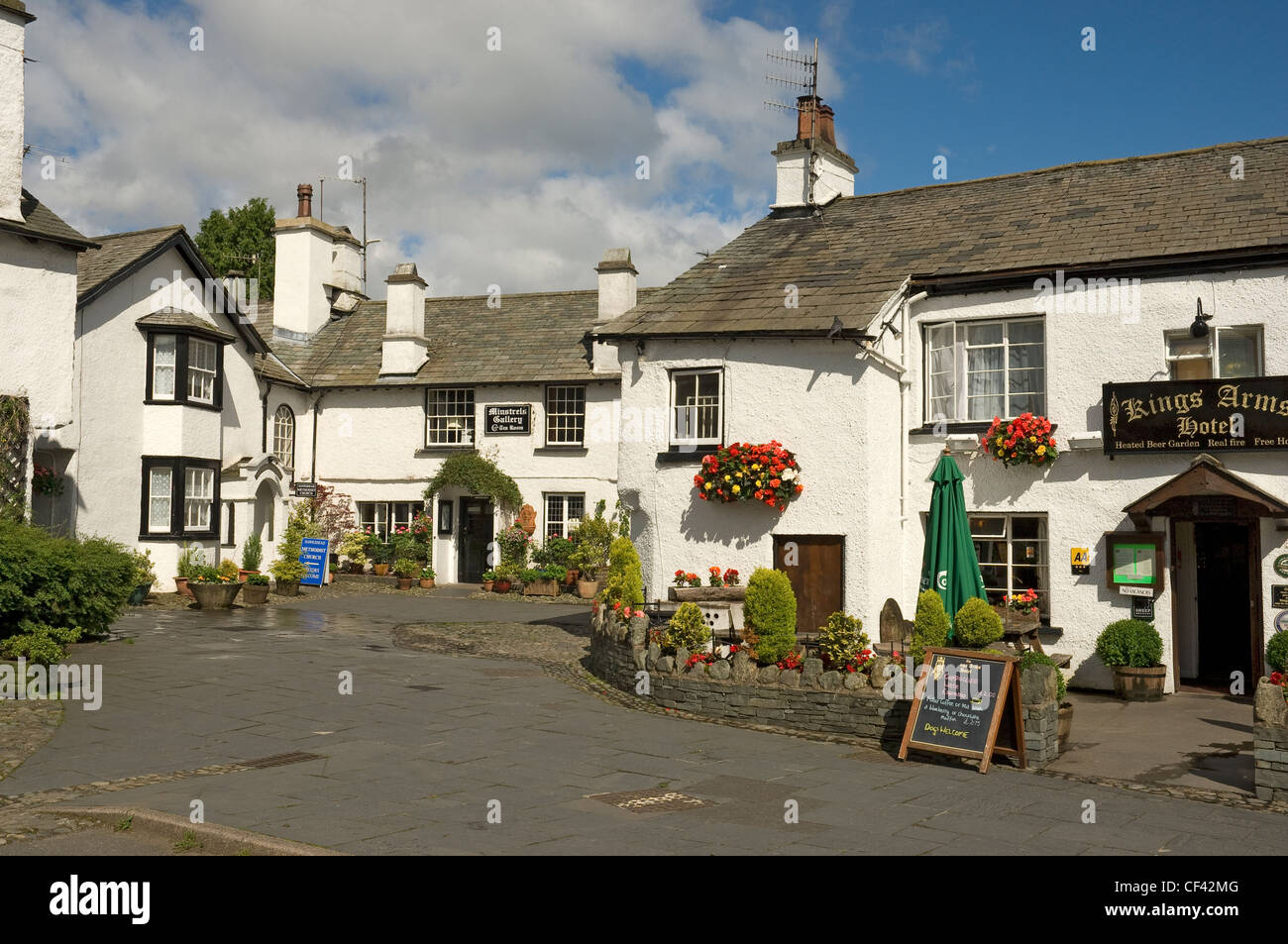 La sala da tè e public house in Hawkshead village. Foto Stock