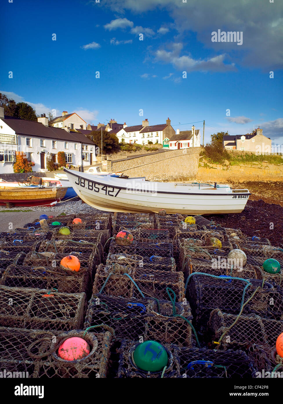Reti di aragosta nel porto del piccolo villaggio di pescatori di Moelfre. Foto Stock