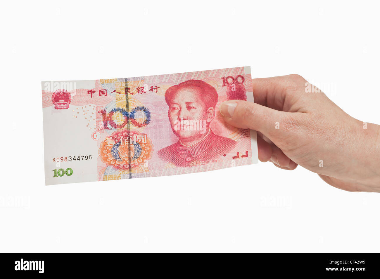Uno cinese 100 Yuan bill con il ritratto di Mao Zedong è tenuto in mano, sfondo bianco. Foto Stock
