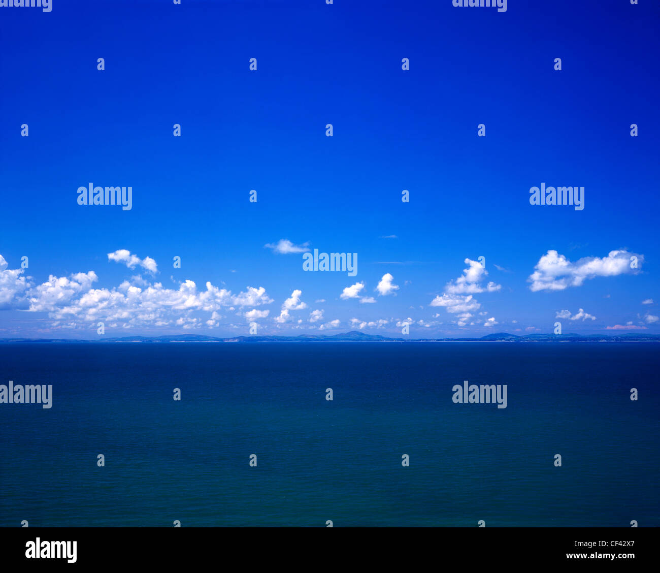 Una linea di nuvole si formano lungo l'orizzonte sopra le colline di Lleyn Peninsula. Foto Stock