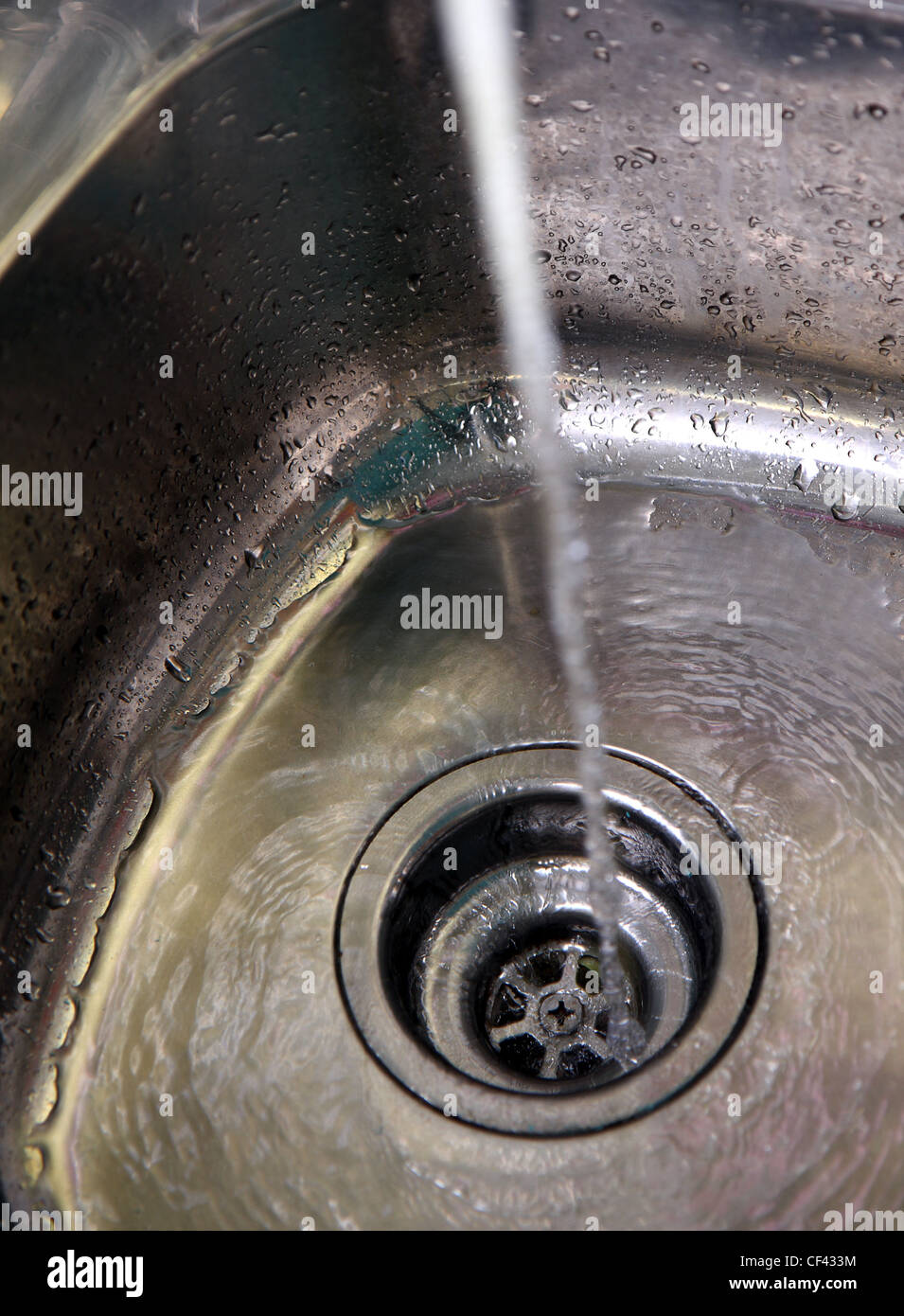 L'acqua che scorre dal rubinetto di scarico. Foto Stock