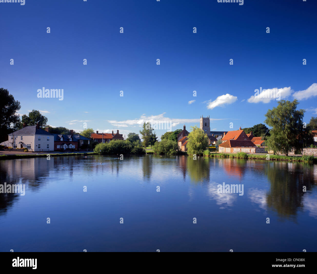 Vista su uno dei più grandi stagni verso il pittoresco villaggio di grande Massingham. Foto Stock
