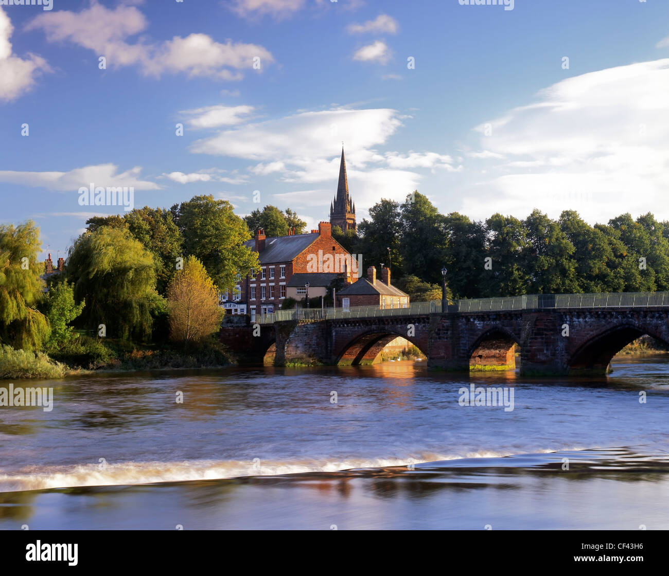 Ponte che attraversa la diga sul fiume Dee a Handbridge in Chester. Foto Stock