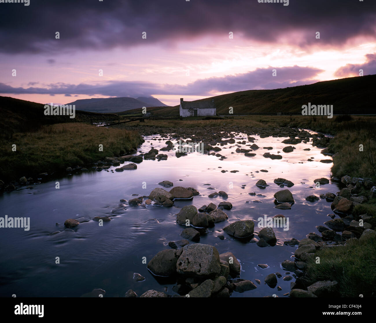 Vista lungo il fiume Ribble verso l'(Yorkshire) tre picchi come il crepuscolo scende. Foto Stock