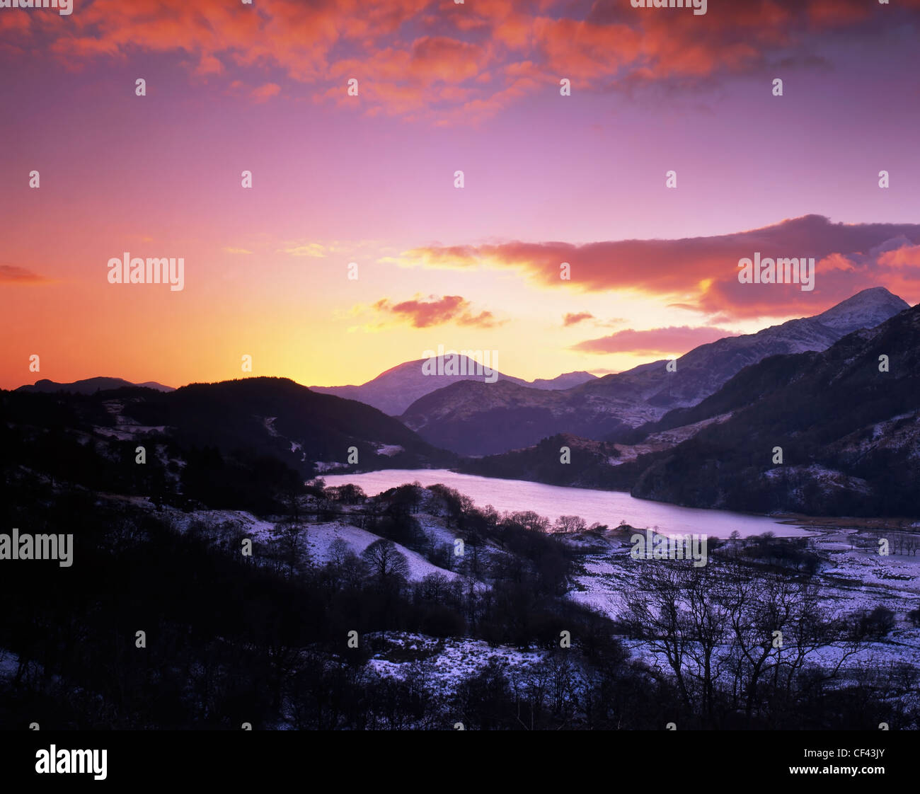 Winter Sunset over Llyn Gwynant nel Parco Nazionale di Snowdonia. Foto Stock