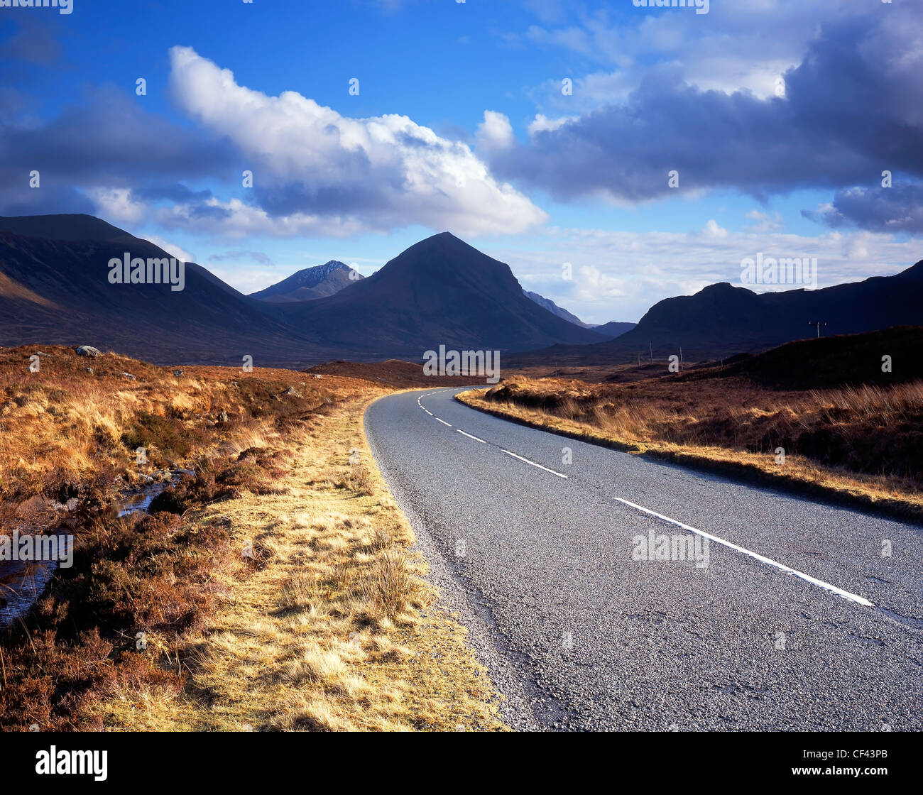 La strada che conduce verso le montagne Cuillin sull'Isola di Skye. Foto Stock