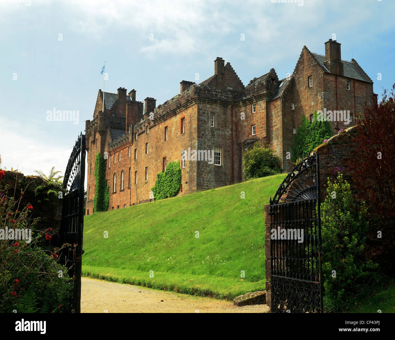 Brodick Castle che sorge in una posizione elevata ai piedi della montagna Goatfell sull'isola di Arran. Foto Stock