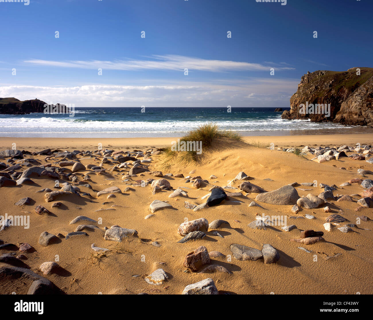 La vista dell'Oceano Atlantico da una roccia a distanza coperta spiaggia di sabbia sulla costa occidentale dell'isola di Lewis. Foto Stock