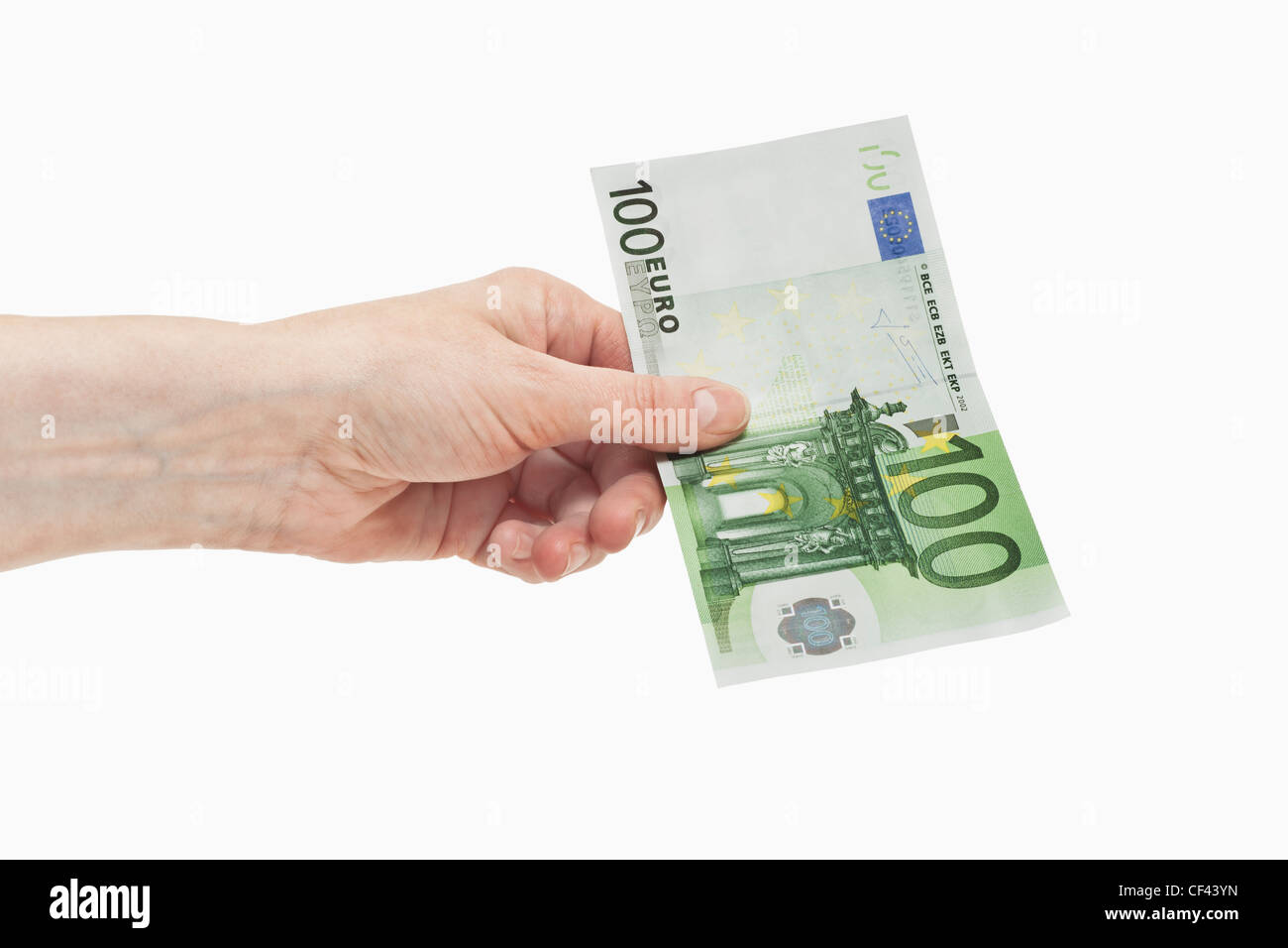 Un Euro 100 bill è tenuto in mano. Il 01 gennaio 2002 l'Euro è stato introdotto come contante, sfondo bianco. Foto Stock