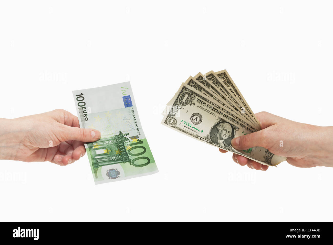 Cinque 1 U.S. Le fatture del dollaro sono tenute in mano. Dall'altro lato un Euro 100 bill è tenuto in mano, sfondo bianco. Foto Stock