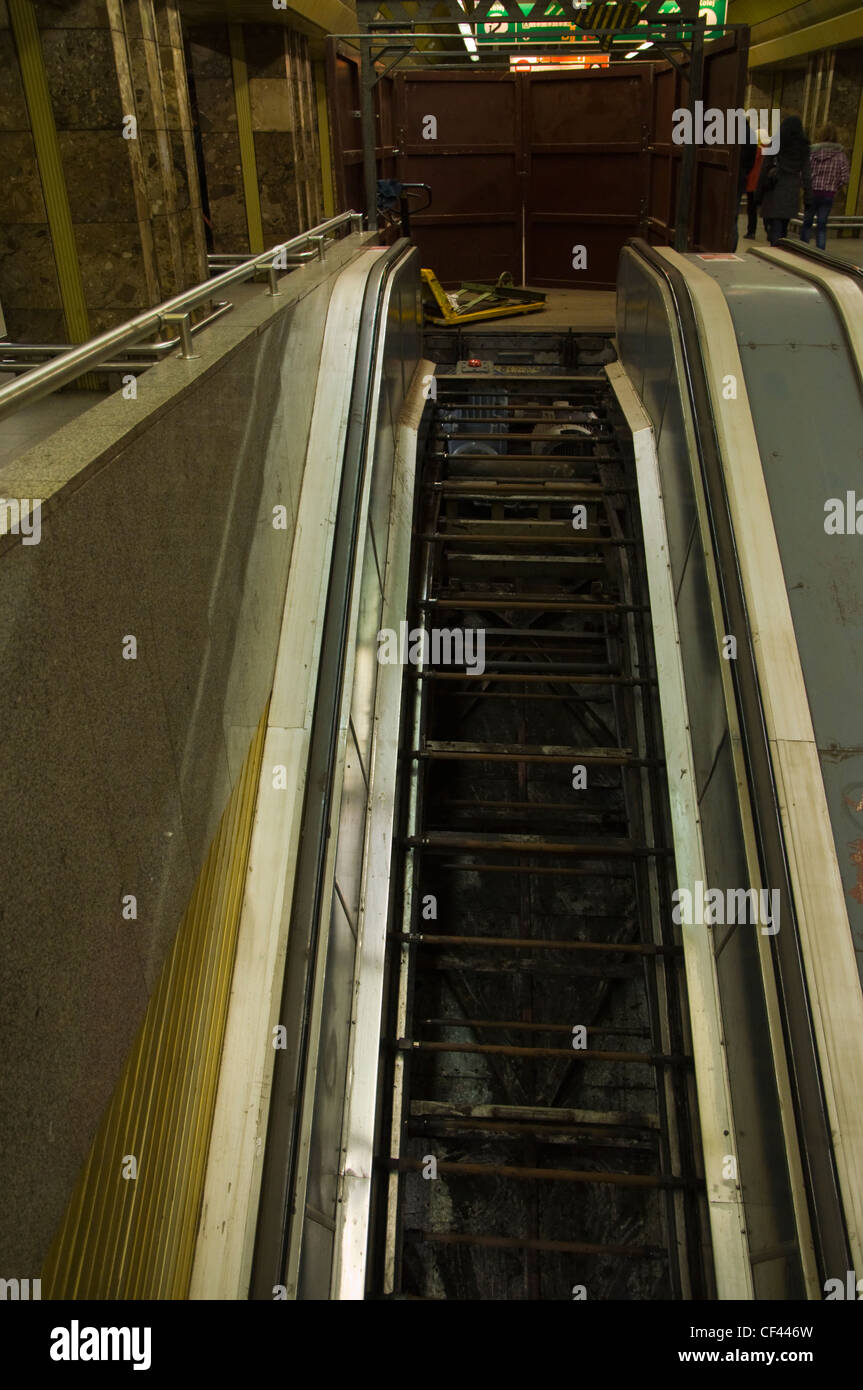 La stazione della metropolitana escalator in riparazione Praga Repubblica Ceca Europa Foto Stock