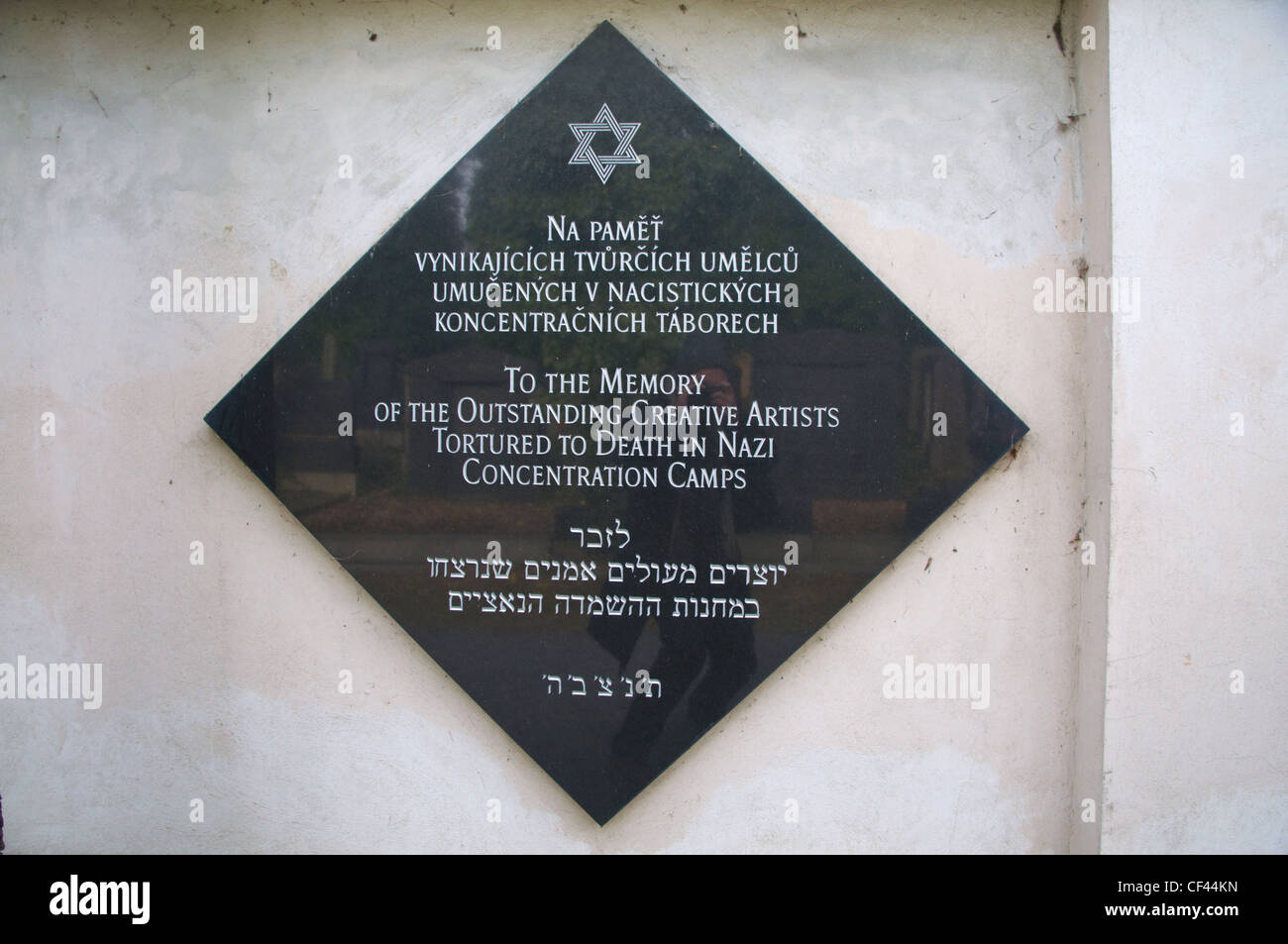 La placca per gli artisti che sono morti nei campi di concentramento Novy zidovsky hrbitov il nuovo cimitero ebraico Zizkov quartiere Praga Foto Stock