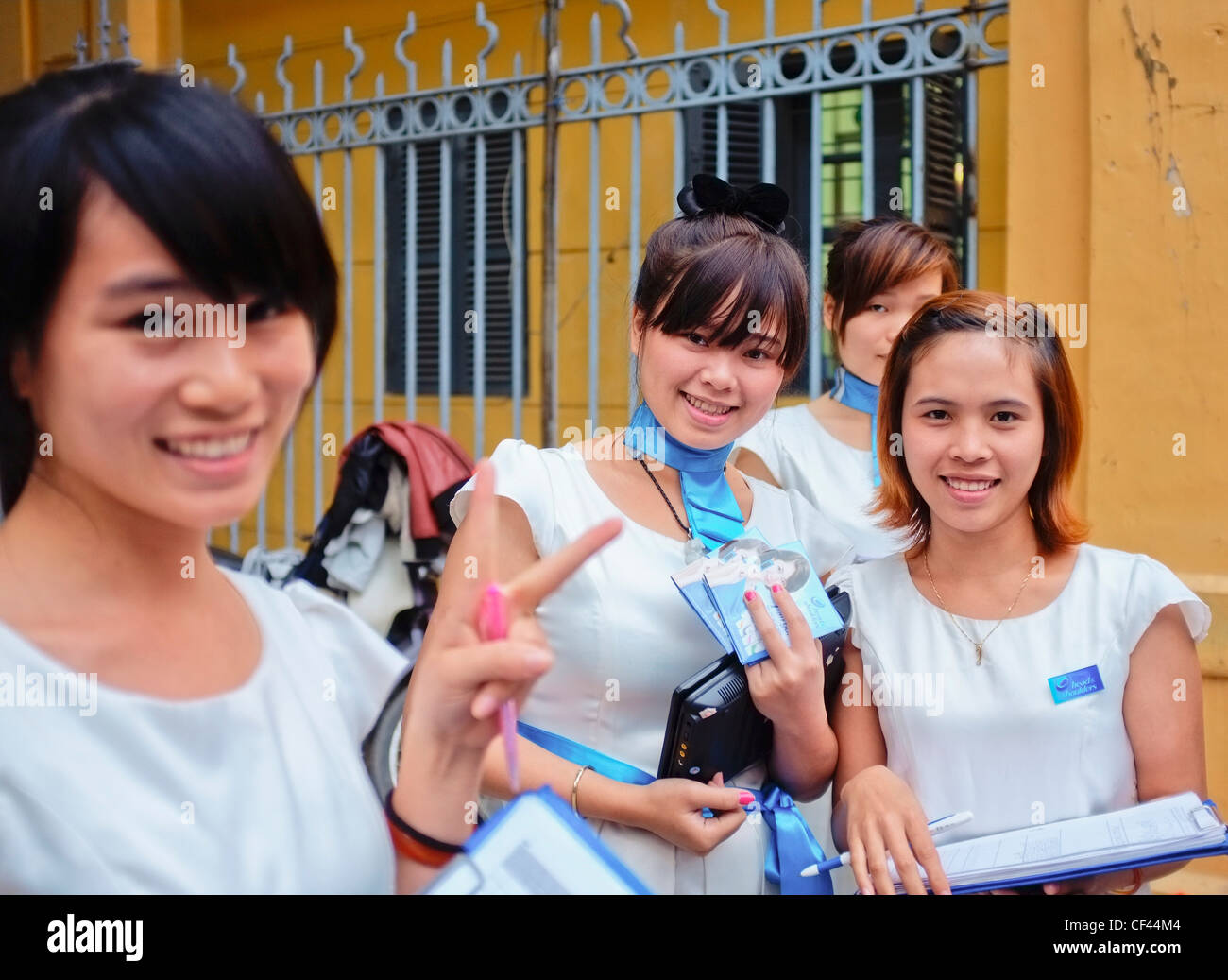 Cosmetici venditore studente ragazze, Hanoi, Vietnam Foto Stock