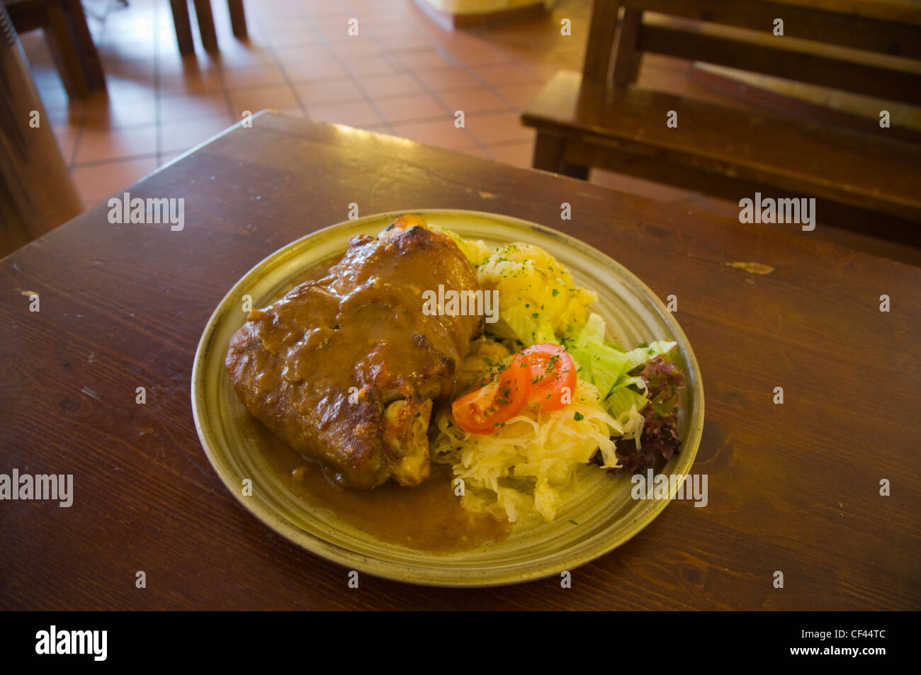 Arrosto di maiale fuso a snodo sul piatto di birra Velka Klasterni restaurance ristorante presso il Monastero di Strahov motivi Hradcany Praga Foto Stock