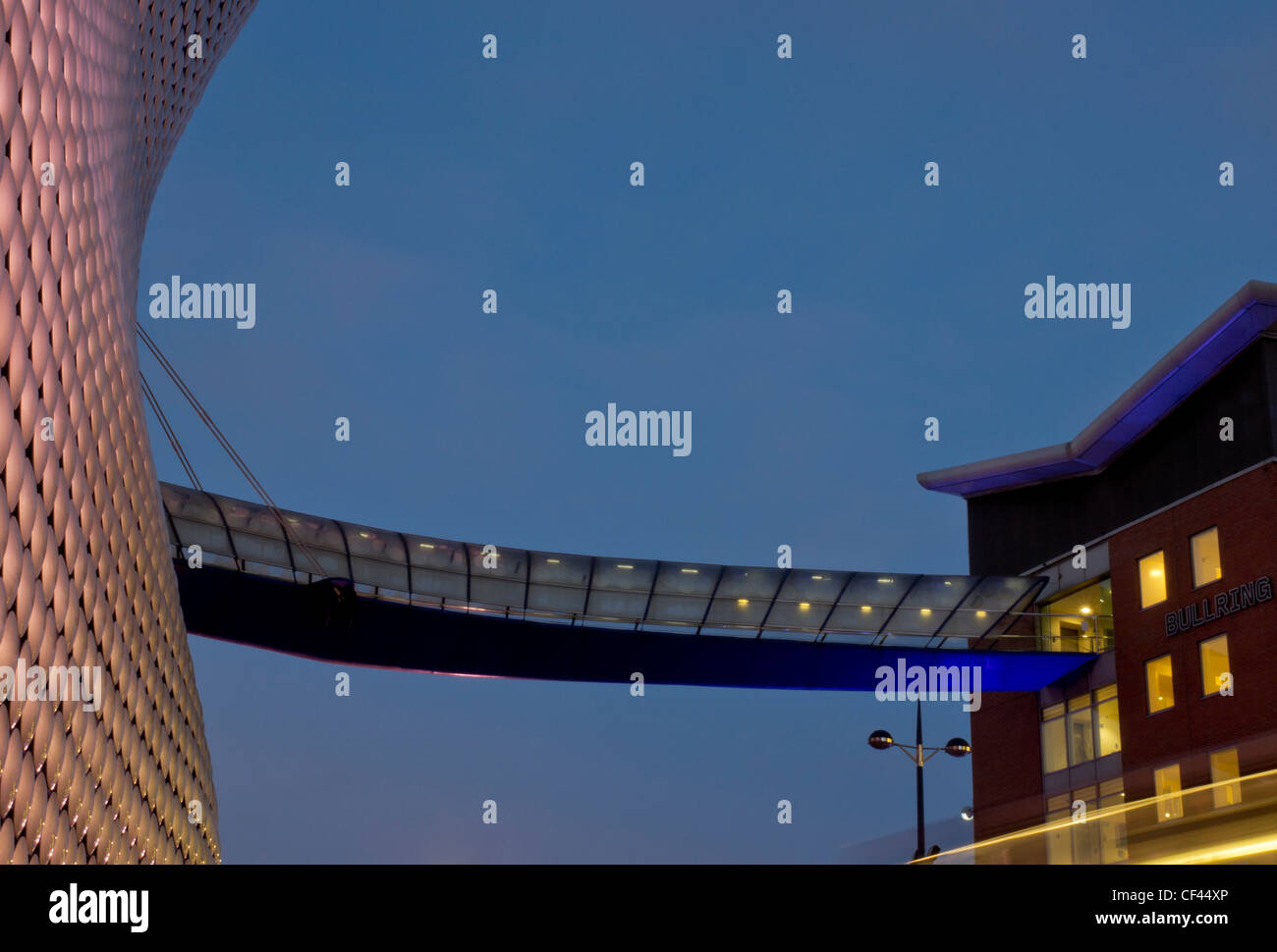Night Shot Selfridge con ponte e di un illuminato di parcheggio auto. Foto Stock