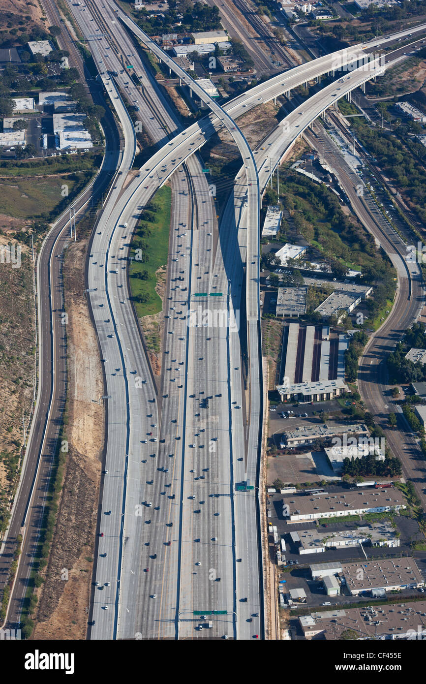 VISTA AEREA. Interscambio tra le autostrade 5 e 805. San Diego County, California, USA. Foto Stock