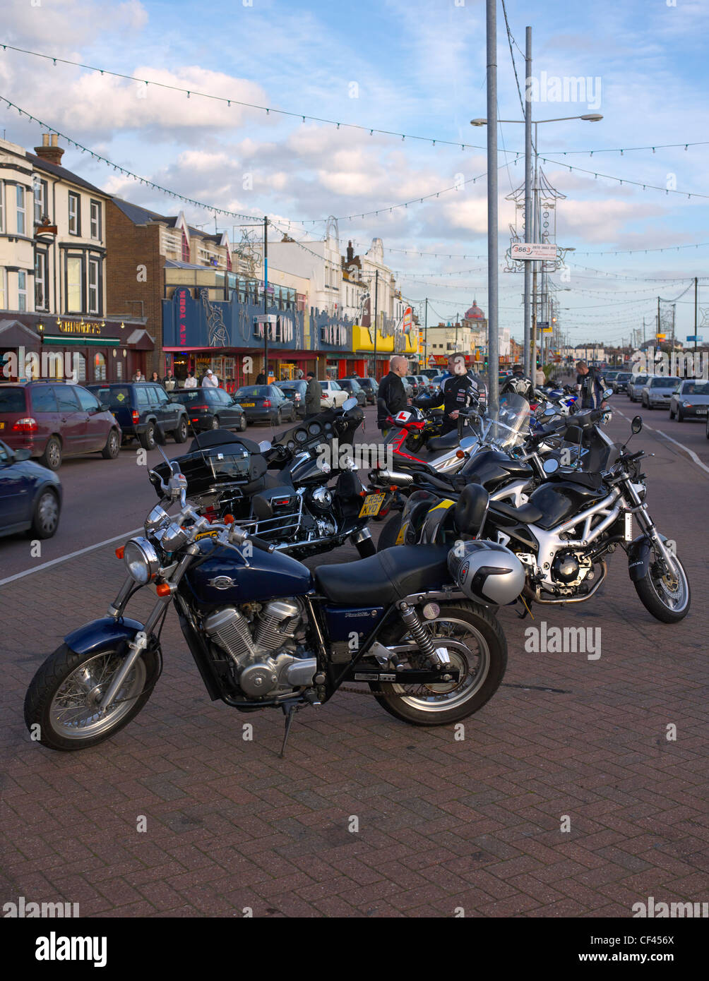 Bike e bikers sul lungomare di Southend su una domenica d'inverno. Località balneari sono state famose destinazioni di fine settimana per bik Foto Stock