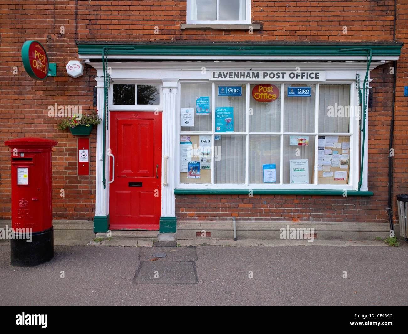 Lavenham Post Office. Questo famoso villaggio di Suffolk, popolare con i turisti, è stato costruito sul retro del denaro dal commercio della lana in Foto Stock