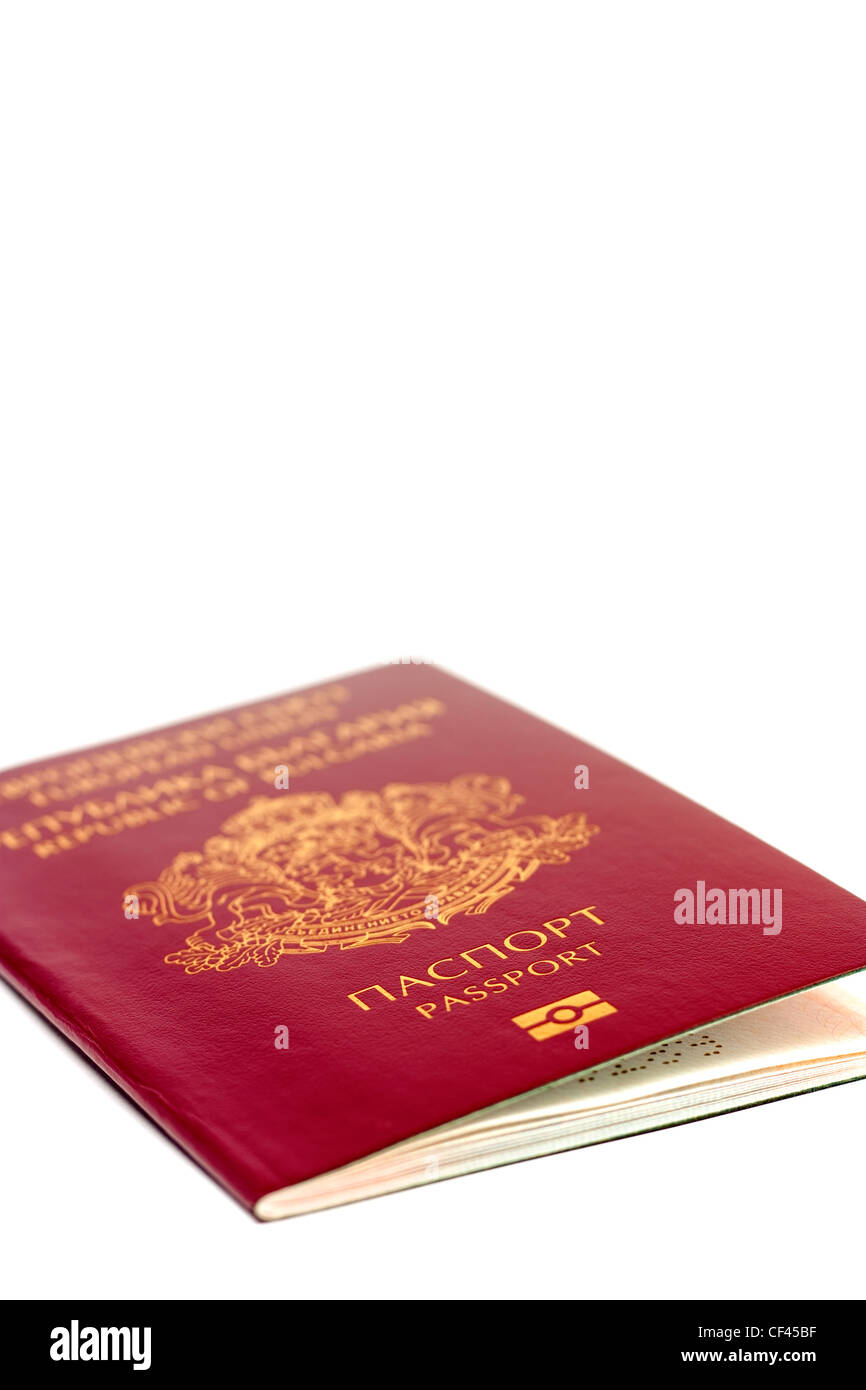 Nuovo passaporto bulgaro su sfondo bianco Foto Stock