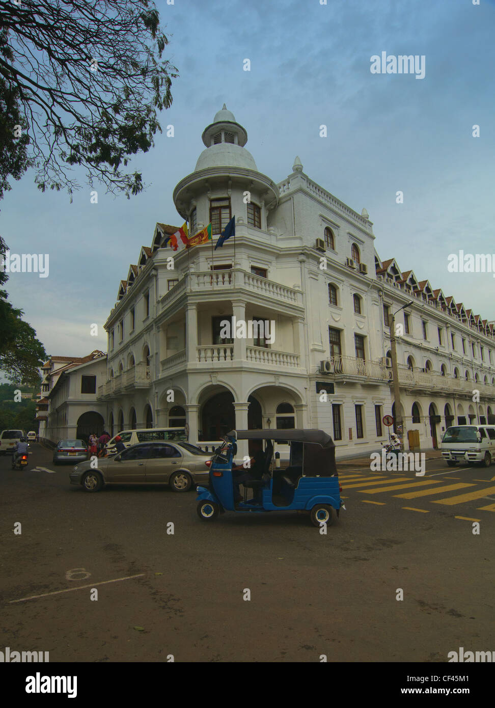 Il colonial Queens Hotel e nel centro città di Kandy, Sri Lanka Foto Stock