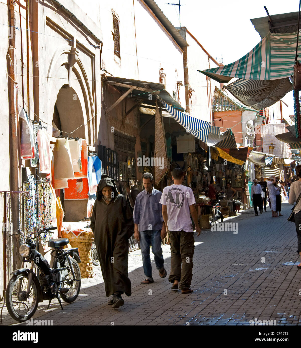 Un vicolo occupato strada all'interno della Djemaa el Fna mercato in Marrakech, Marocco Foto Stock