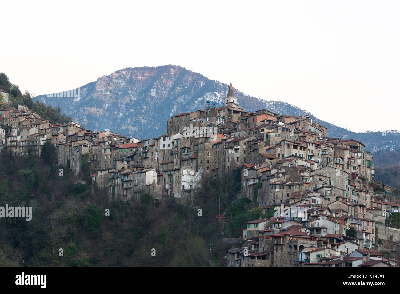 Borgo medievale arroccato costruito su una stretta sporgenza rocciosa nelle Alpi meridionali. Apricale, Provincia di Imperia, Liguria, Italia. Foto Stock