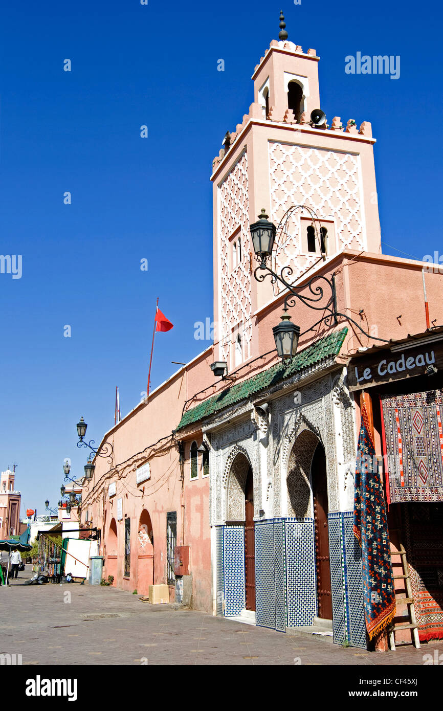 Una moschea nella famosa Djemaa el Fna mercato in Marrakech, Marocco in una giornata di sole Foto Stock