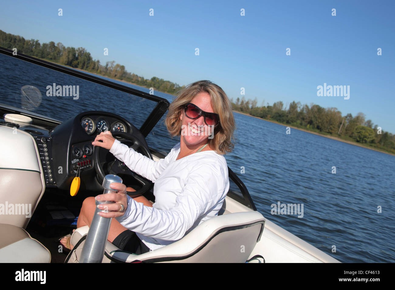 Una donna alla guida di una barca di sci; Portland Oregon Stati Uniti d'America Foto Stock