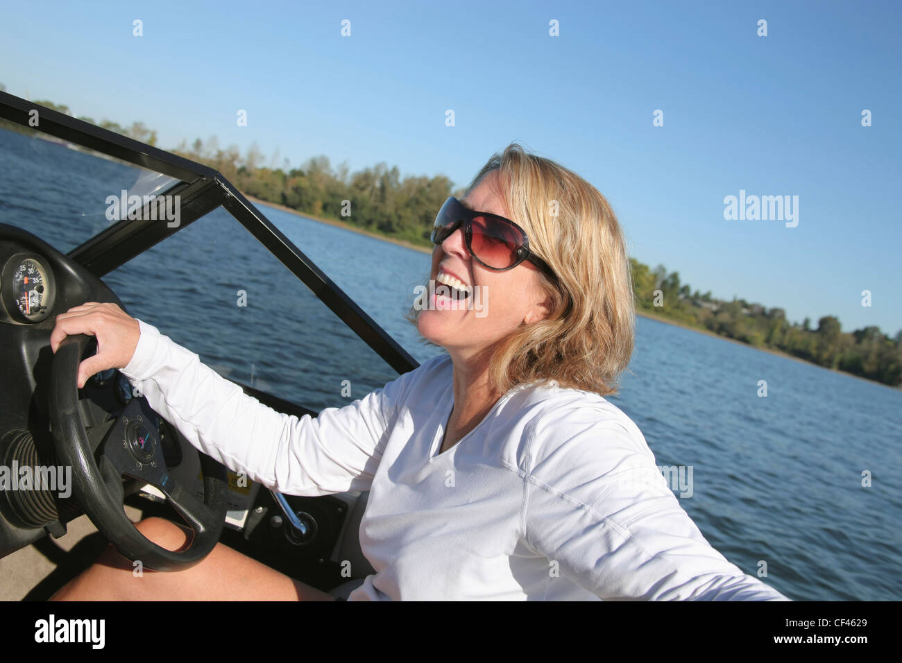 Una donna alla guida di una barca di sci e ridere; Portland Oregon Stati Uniti d'America Foto Stock