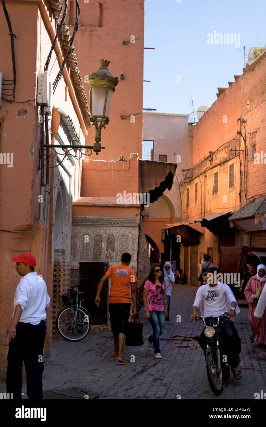 Un vicolo occupato strada all'interno della Djemaa el Fna mercato in Marrakech, Marocco Foto Stock