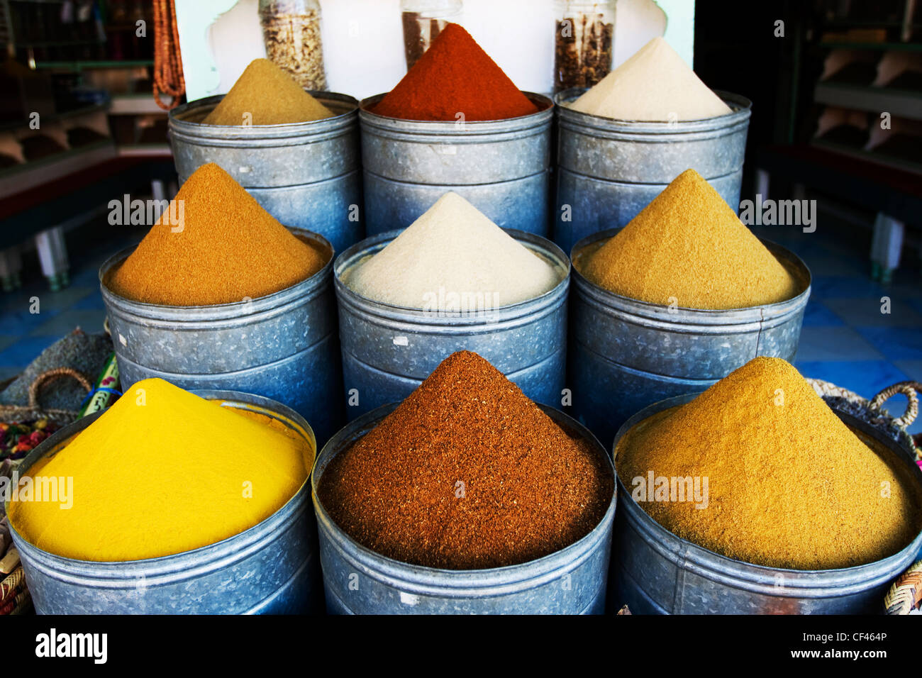 Colorato tradizionale marocchino coni spice sul display al di fuori di un negozio locale di Djemaa el Fna mercato in Marrakech Marocco Foto Stock
