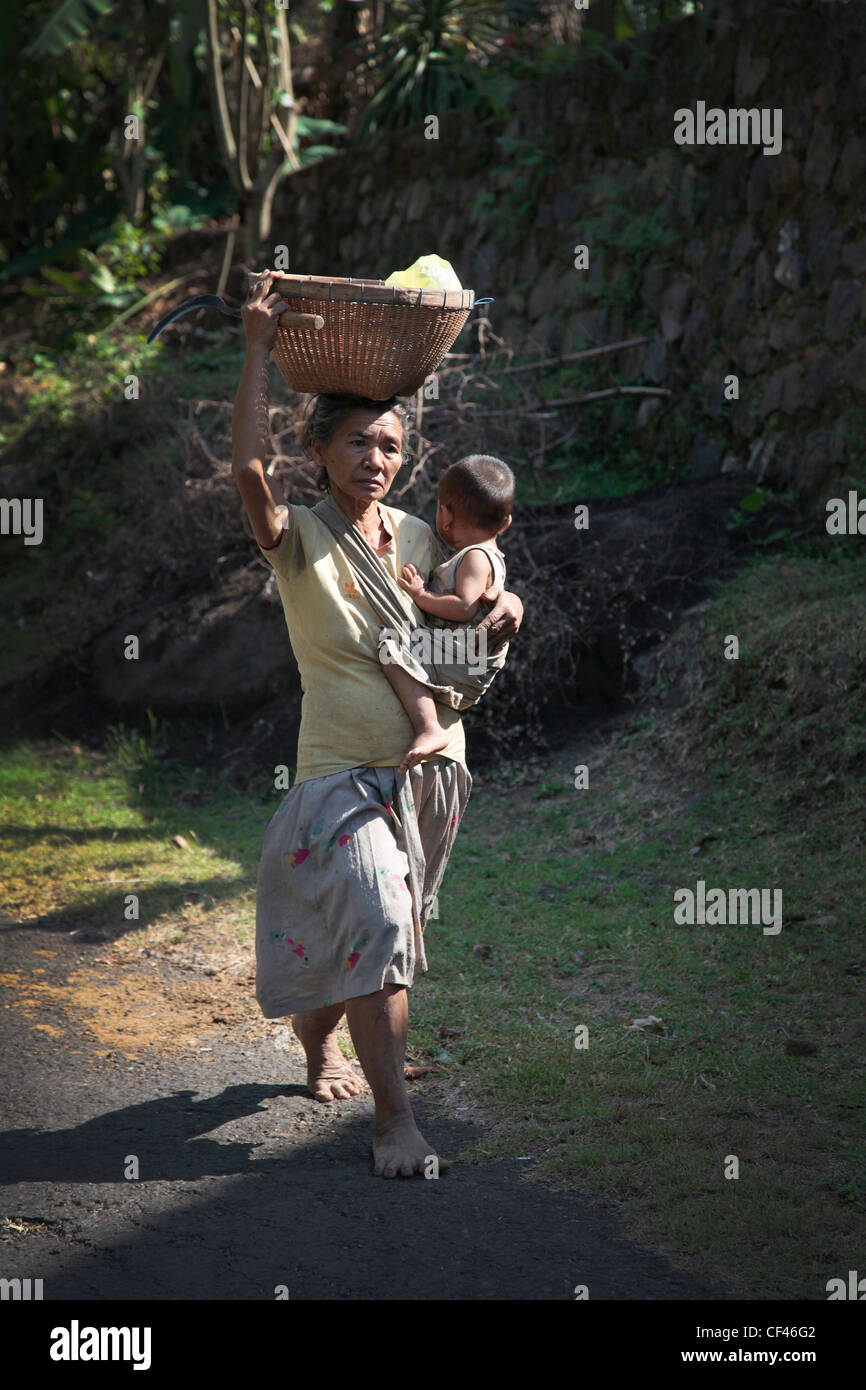 Una donna Balinese con bambino, Bali, Indonesia Foto Stock