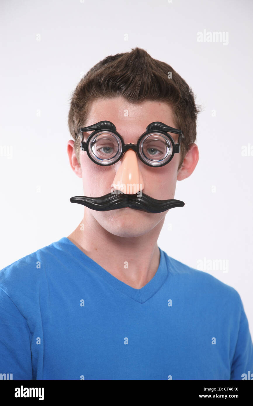 Un ragazzo adolescente che indossa un Groucho Marx maschera; Troutdale Oregon Stati Uniti d'America Foto Stock
