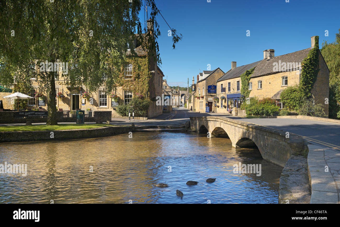 Guardando al di là del Fiume Windrush al Old Manse Hotel Bourton sull'acqua. Foto Stock