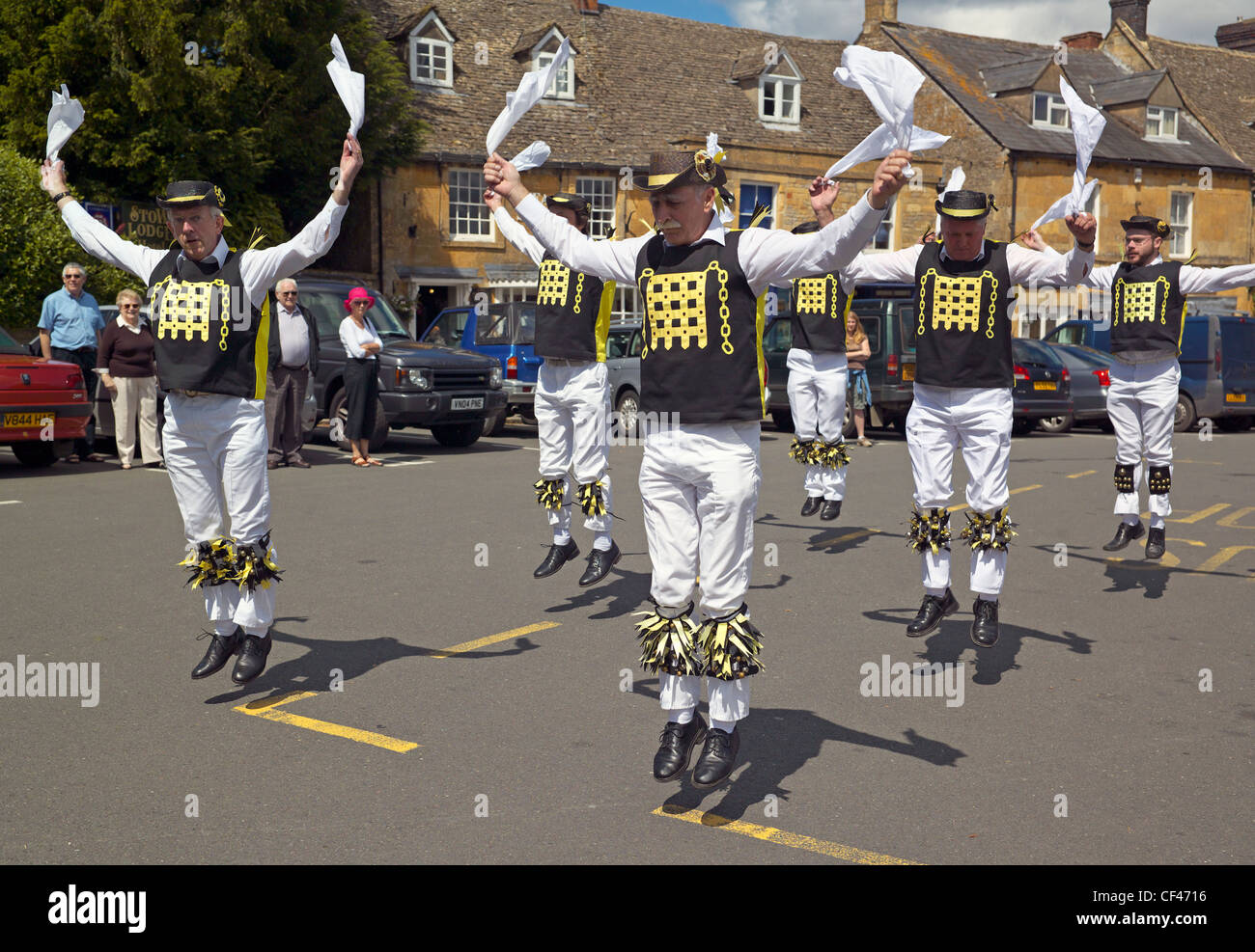 Il Westminster Morris ballerini in pieno volo in Stow on the Wold. Foto Stock