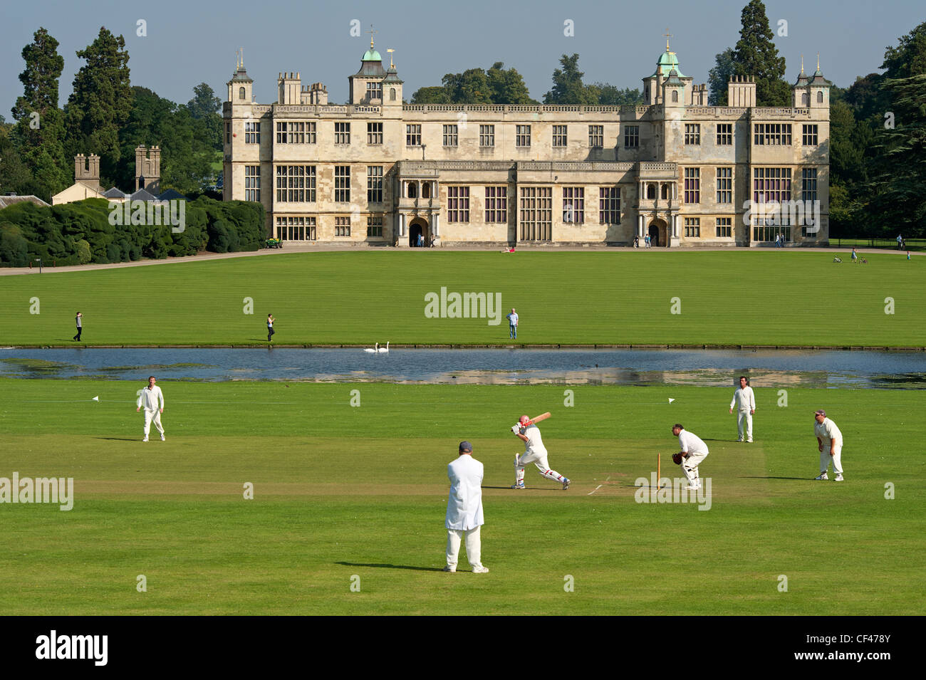 Una partita di cricket suonato di fronte a Audley End House. Foto Stock