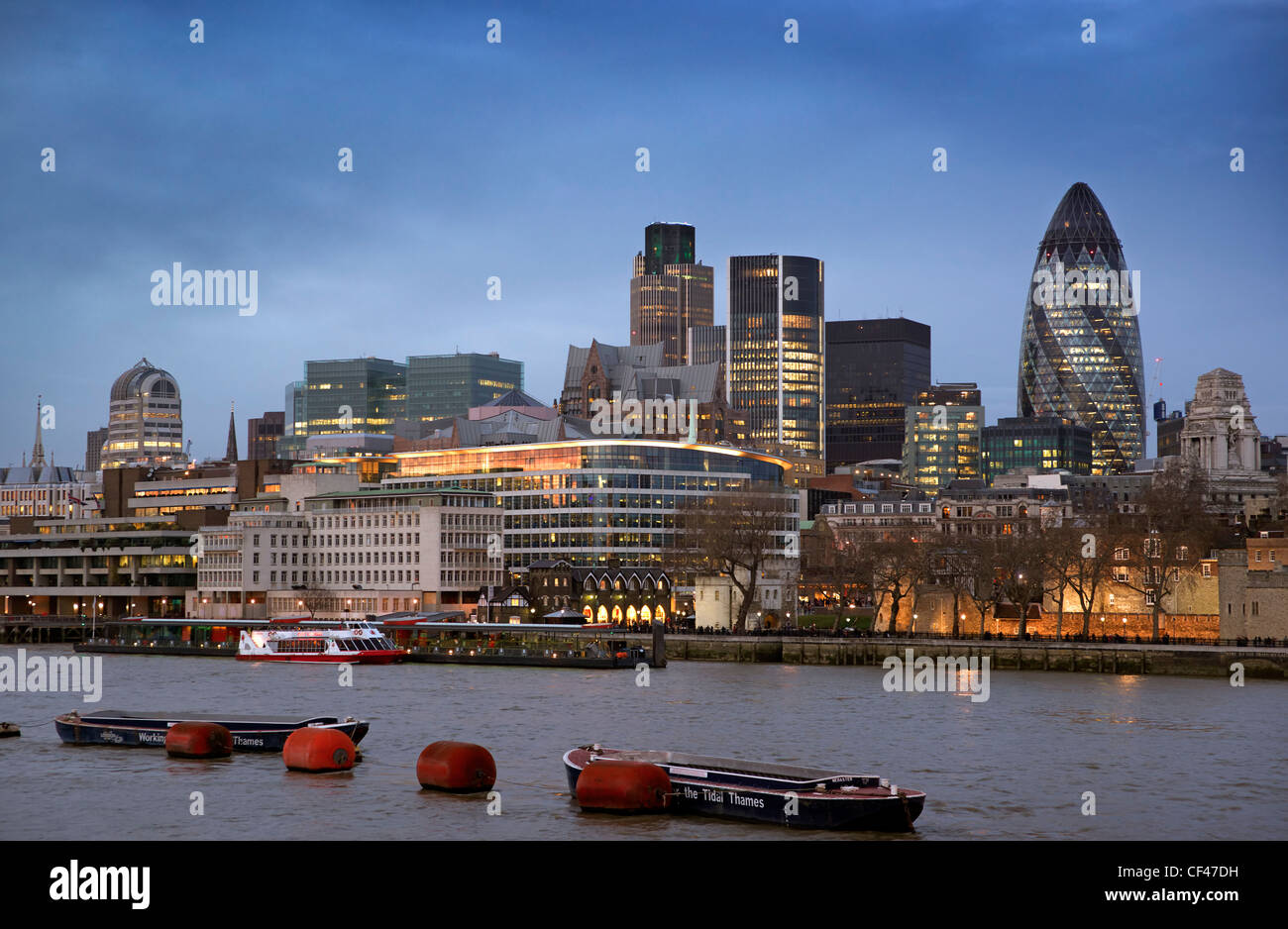 Vista serale della città di Londra dal sud del fiume Tamigi. Foto Stock