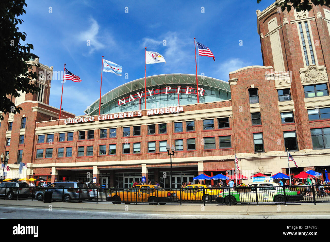 Attività di taxi è vivace come veicoli di turisti navetta per il Molo della Marina e il Chicago il museo dei bambini. Chicago, Illinois, Stati Uniti d'America. Foto Stock