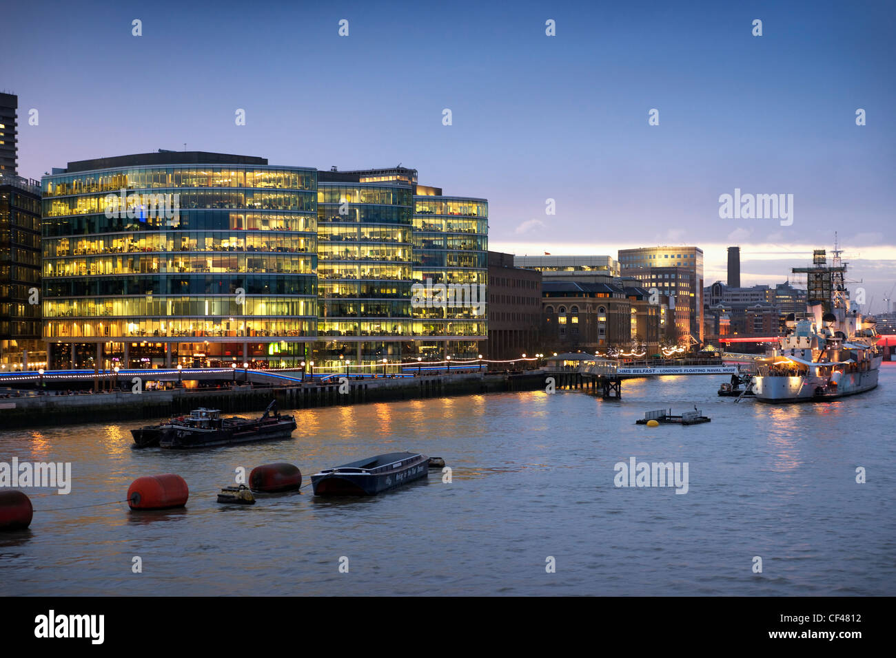 La riva sud del fiume Tamigi visto dal Tower Bridge al tramonto. Foto Stock