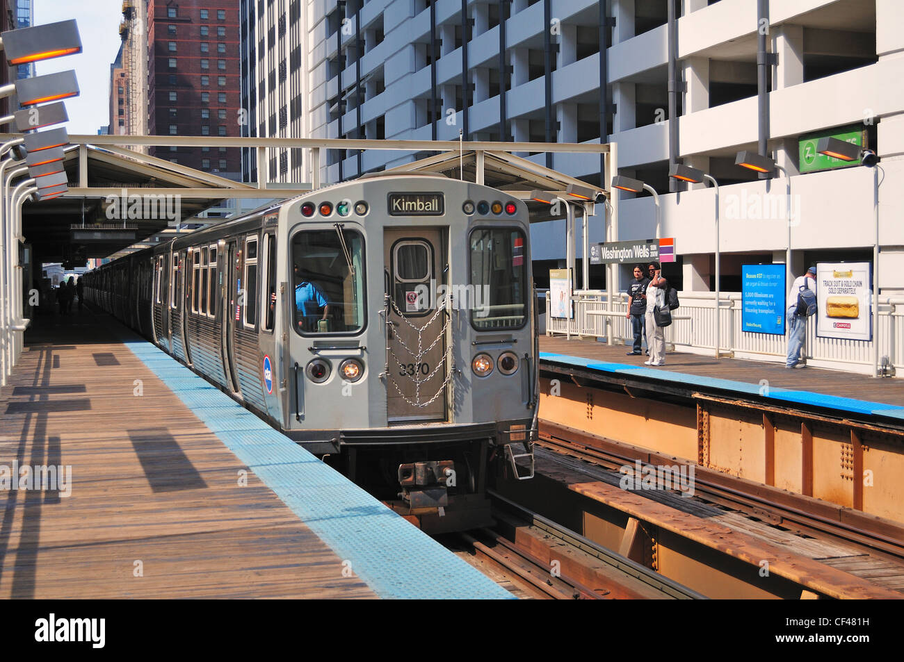 Una linea marrone elevata trazione ferroviaria in Washington/pozzetti loop station come pendolari attendono i treni su entrambe le piattaforme. Chicago, Illinois, Stati Uniti d'America. Foto Stock