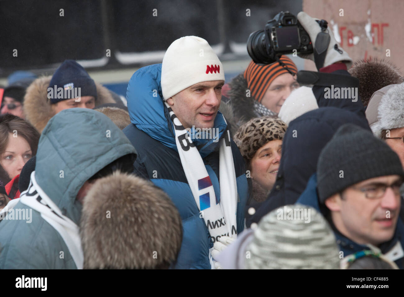 Russo candidato presidenziale Mikhail Prokhorov a anti-Putin protesta rally Yakimanka / Bolotnaya Square, Mosca 04022012 Foto Stock