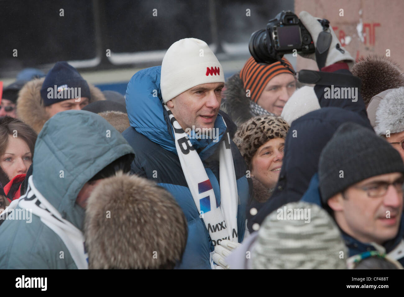 Russo candidato presidenziale Mikhail Prokhorov a anti-Putin protesta rally Yakimanka / Bolotnaya Square, Mosca 04022012 Foto Stock