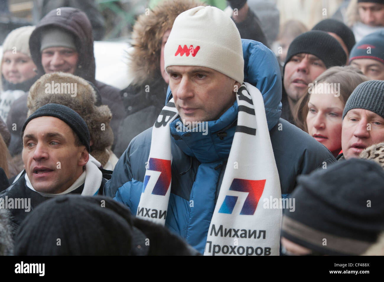 Russo candidato presidenziale Mikhail Prokhorov a anti-Putin protesta rally Yakimanka / Bolotnaya Square, Mosca 04022012 Foto Stock
