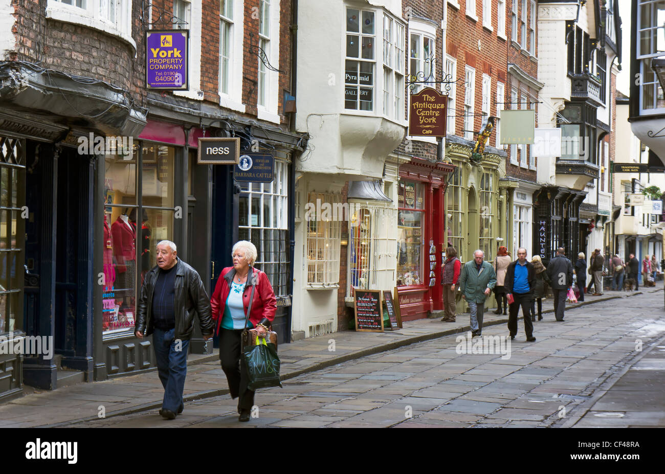 People shopping in Stonegate, una strada storica costruita sulla strada romana Via Praetoria. Foto Stock